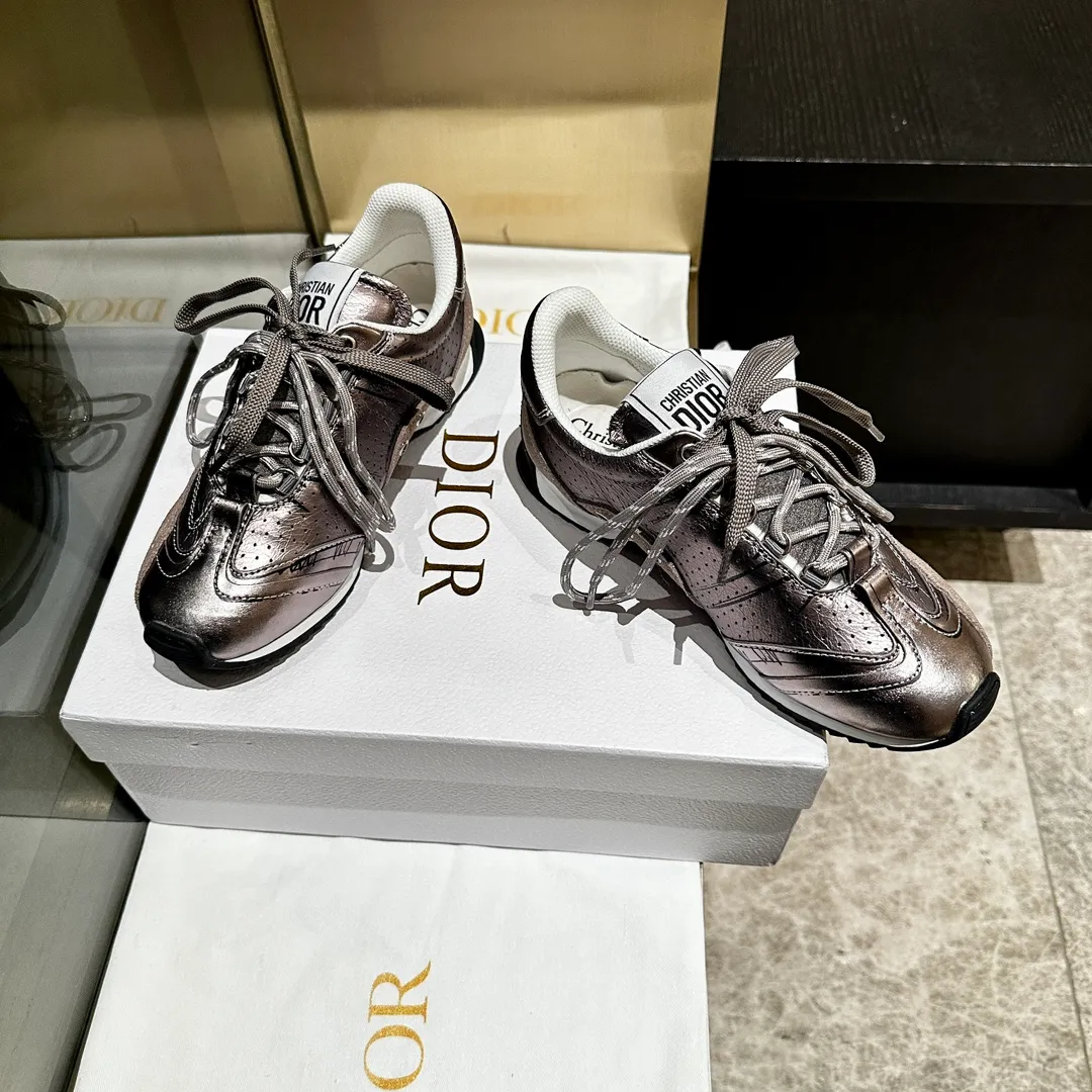 👟👟Ex-factory price 560👟👟, 2025, new series, this Dior, C'est sneaker shows eye-catching and fashionable style. Carefully crafted, the 3D printed design of the upper is super fashionable, and the details also add a touch of elegance. The lightweight two-tone sole offers exceptional comfort and sporty style. Can add a stylish touch to any casual look. The tongue and sole are decorated with the Christian Paris logo, and the cowhide design is styled. Women's size 35-40